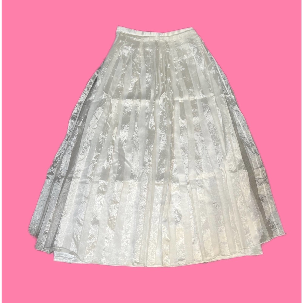 Annabelle , Full white skirt